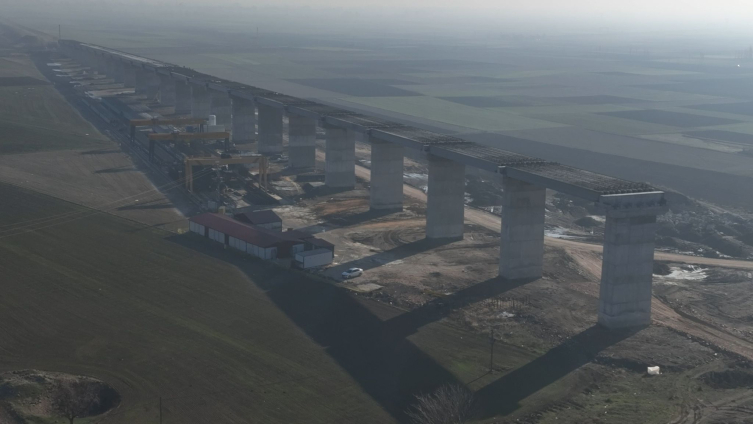 Ankara-İzmir YHT hattı kapsamında yapılan Köroğlu Tüneli'nde ışık göründü